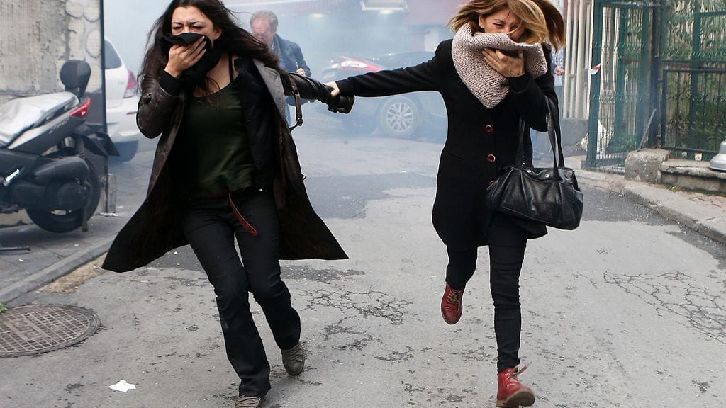 Ihmiset juoksivat karkuun kaduilla, kun poliisi ampui muun muassa muoviluoteja hajoittaakseen mielenosoituksen.