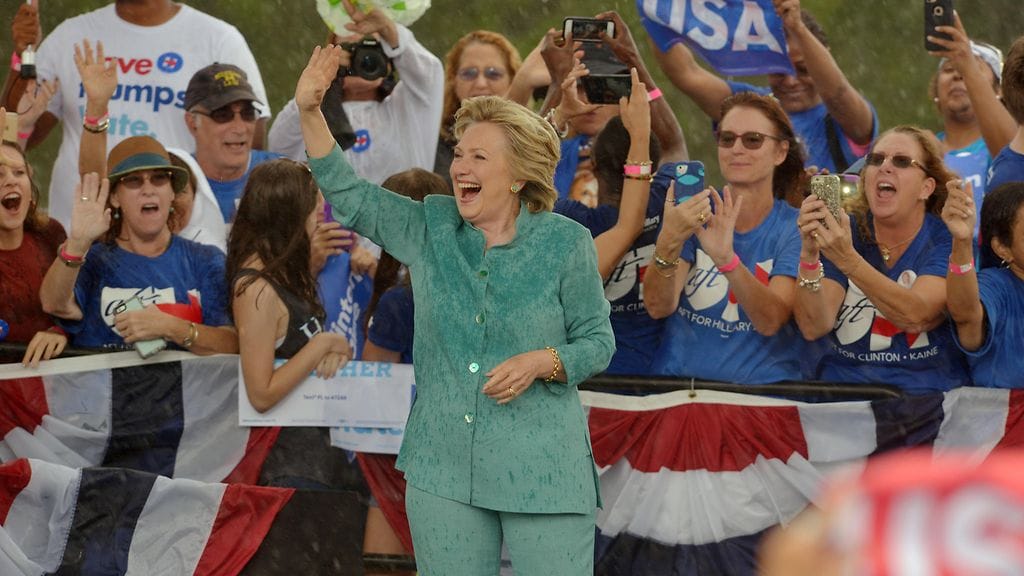 Demokraattien presidenttiehdokas Hillary Clinton pitää puhetta sateen keskellä.