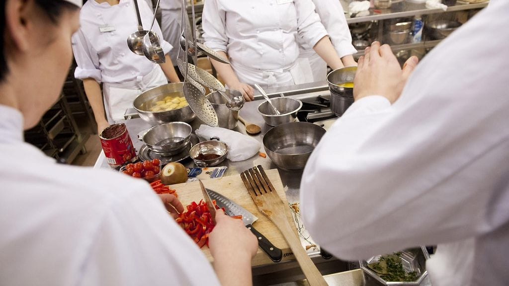 Kokkikopiskelijoita ravintolakoulu Perhon keittiössä.