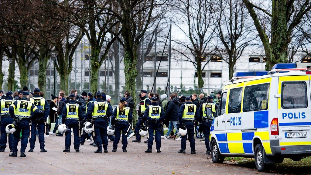 Hammarbyn kannattajat ottivat yhteen poliisien kanssa.