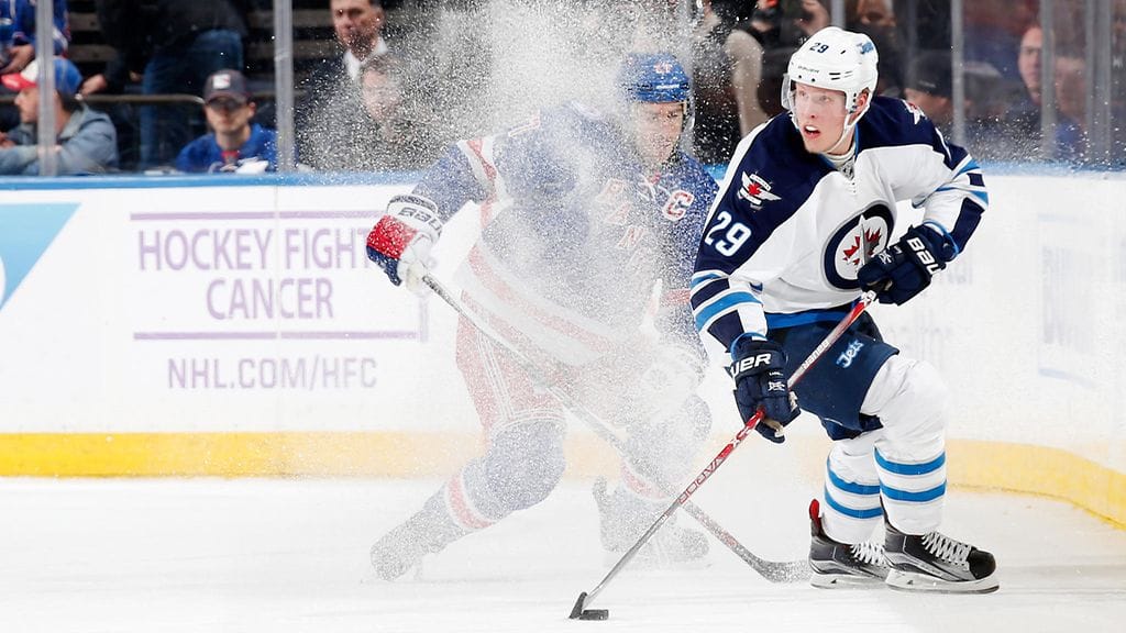 Patrik Laine pyrki eroon Ryan McDonaghin vartioinnista.