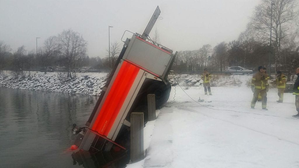 Helsingin pelastuslaitoksen vesisäiliöyksikkö vikaantui ja liukui mereen Helsingissä 7. marraskuuta 2016.
