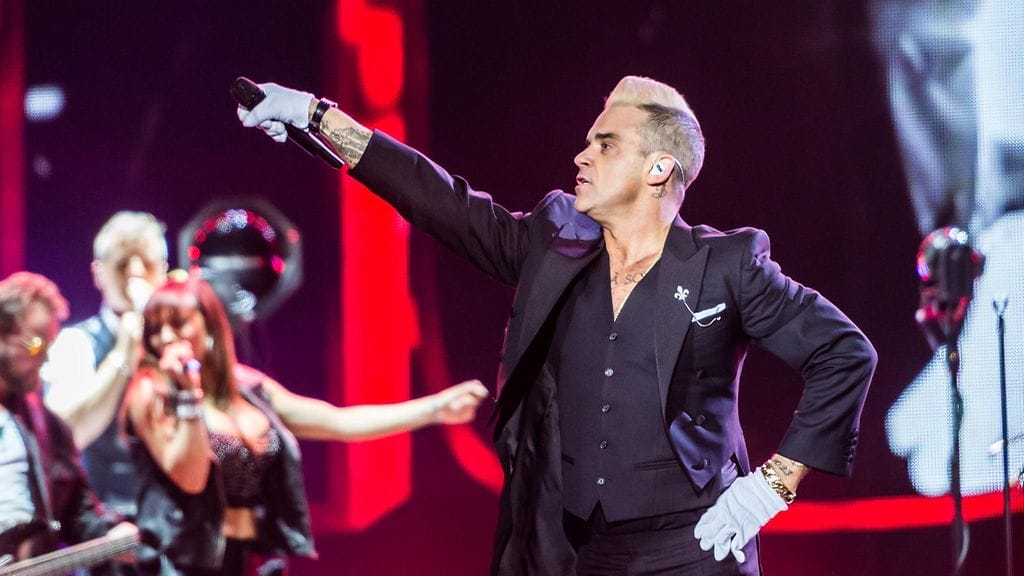 Robbie Williams lavalla Bråvalla-festivaaleilla Ruotsin Norrköpingissä 26. kesäkuuta 2015.