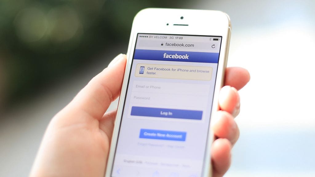 Valkoisen värin lisäksi Applen huhutaan julkaisevan pian puhelimen Jet White -sävyssä.