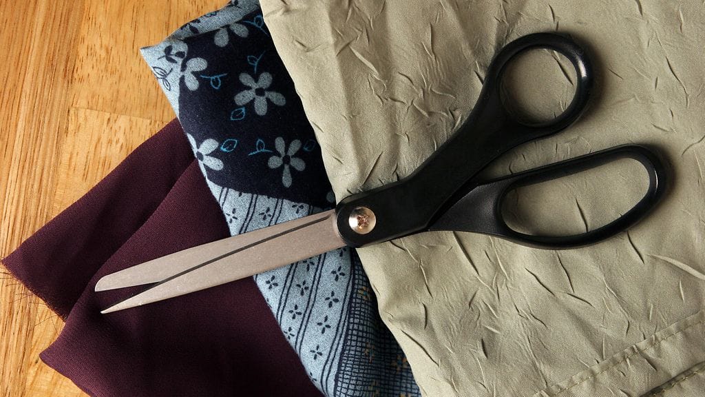 Käyttämättömät leggingsit muotoutuivat nopeasti uuteen uskoon pelkkien saksien avulla.