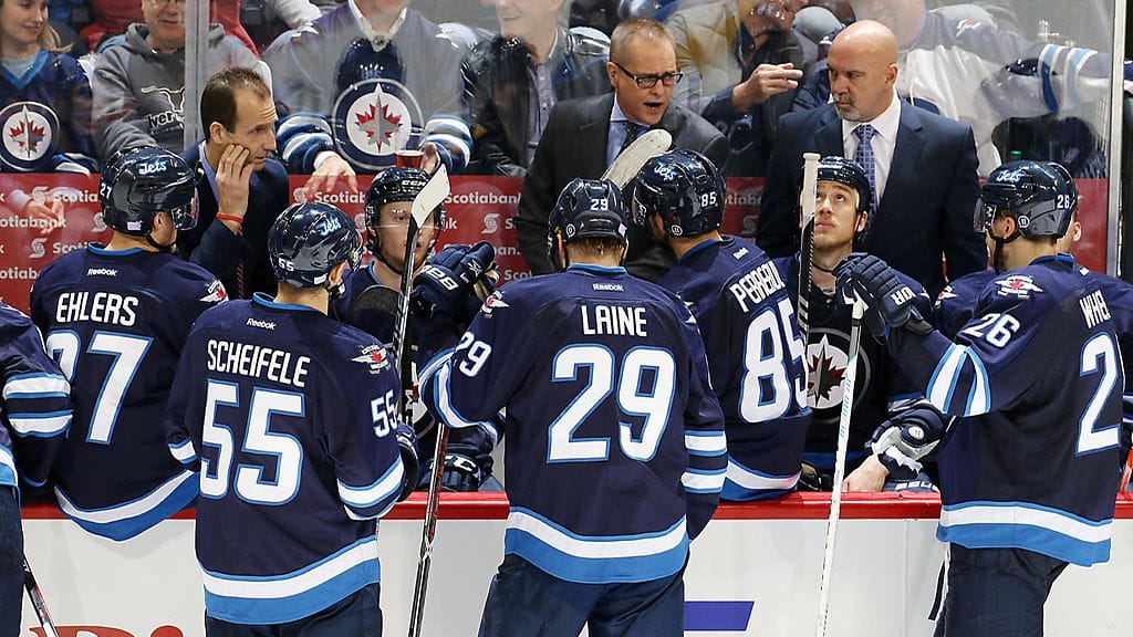 Paul Maurice (kesk.) antamassa ohjeita Laineelle ja muille Jets-pelaajille.
