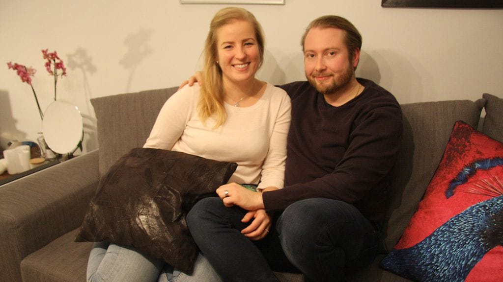 Tiina ja Samuel kotonaan.