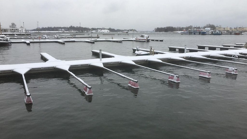 Vesi on sula vielä Helsingin edustalla Hakaniemessä. Sula meri tuokin lumisateita pakkasella etelän ylle.
