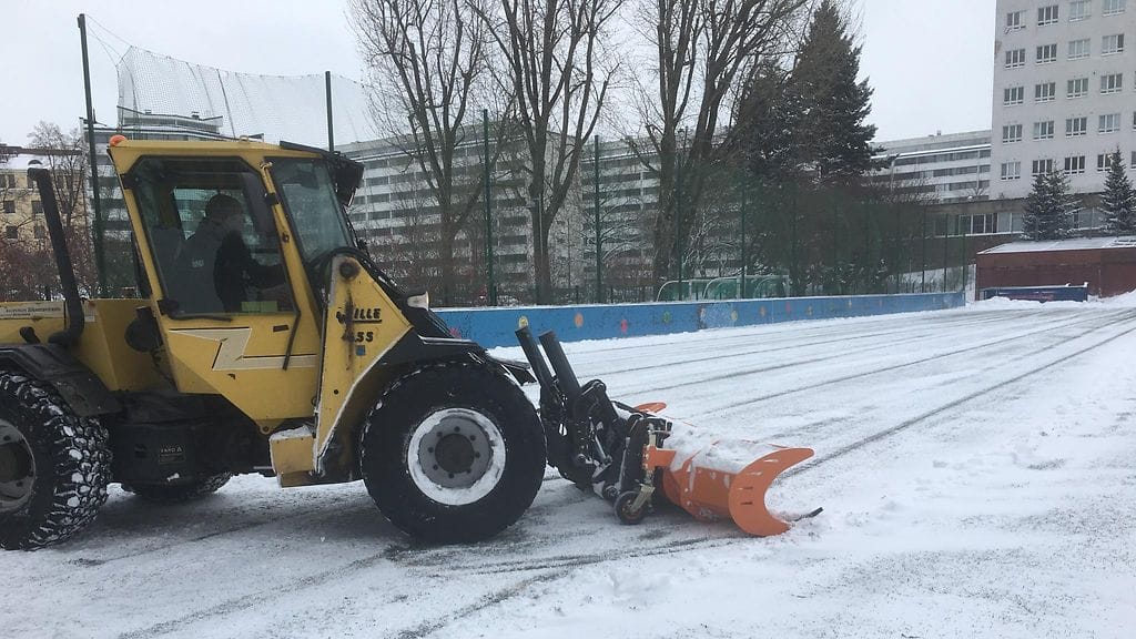 Helsingin Brahen luistelukenttää aurataan