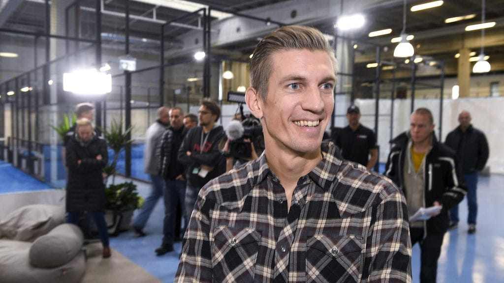 Jarkko Nieminen uumoilee pääsevänsä pelaamaan avausottelunsa Salibandyliigassa joulukuussa.