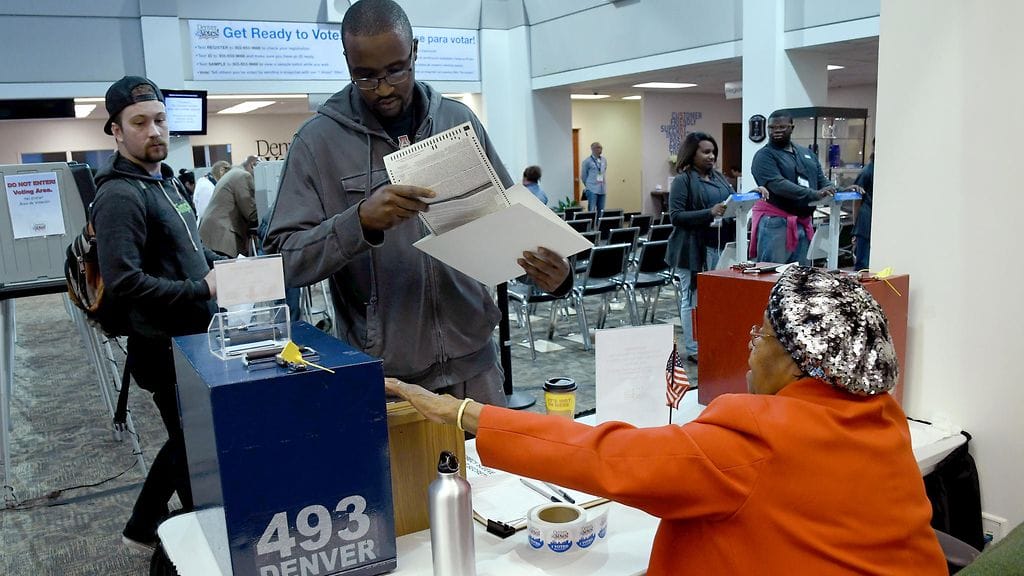 Arkistokuva presidentinvaaleista. Äänestystä Denverissä.