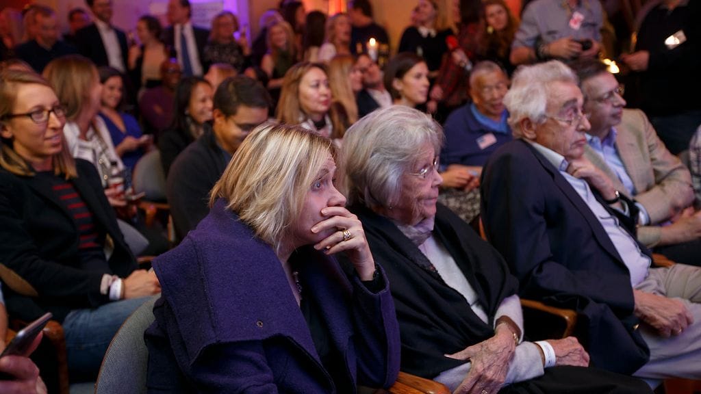 Myös Genevessä paikalliset yhdysvaltalaiset, Clintoin kannattajat seurasivat vakavina ääntenlaskun etenemistä.