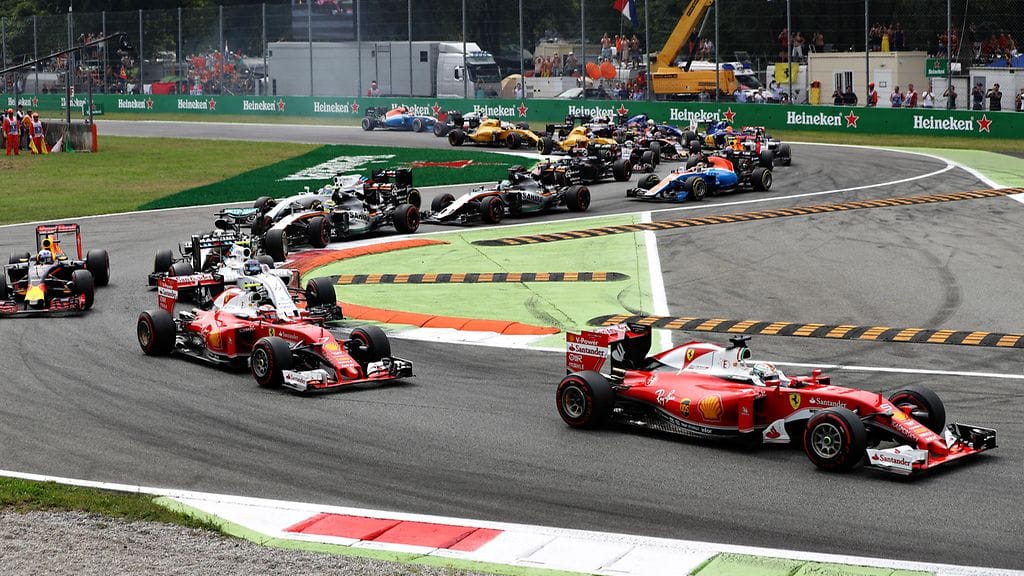 F1-autot vauhdissa Monzan radalla viime syyskuussa.