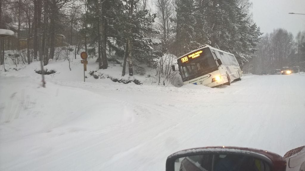 Bussi liukasteli ojaan Kirkkonummella tänä aamuna.
