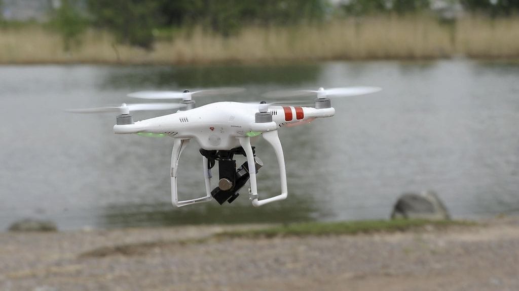 Kauko-ohjattava kuvauskopteri Helsingissä 30. toukokuuta 2014.