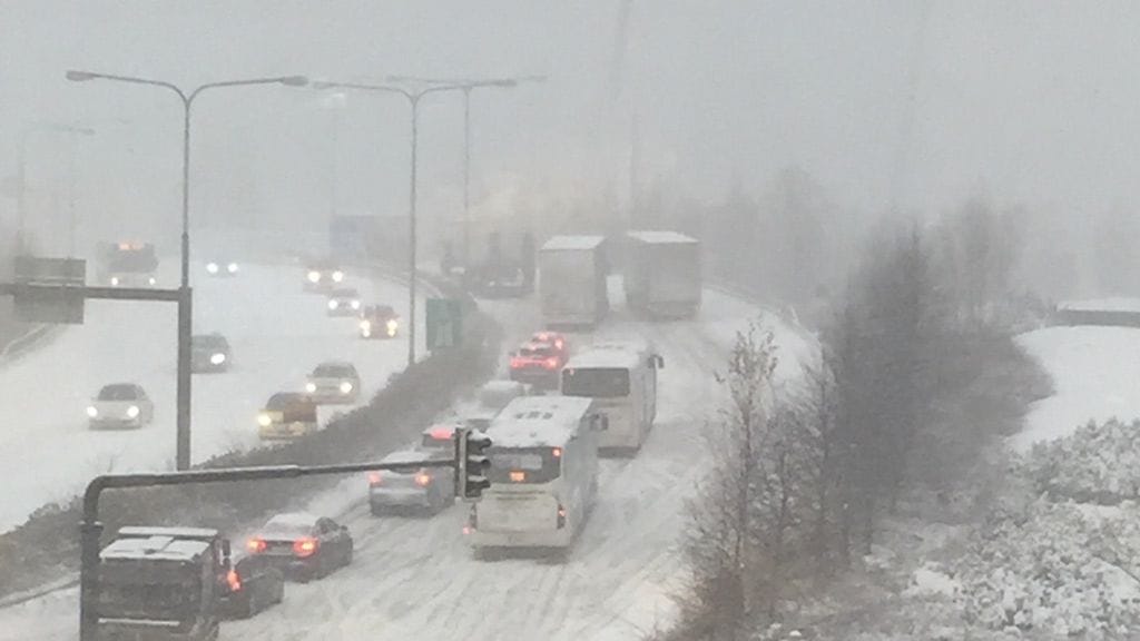 Kuva kolarista Länsiväylän alussa, Ruoholahden kohdalla Helsingissä. Rekat ovat jääneet jumiin mäkeen.