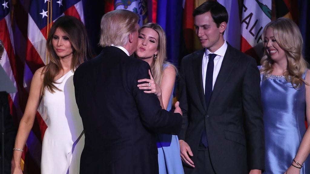 Ivanka Trump onnittelee isäänsä Donald Trumpia.