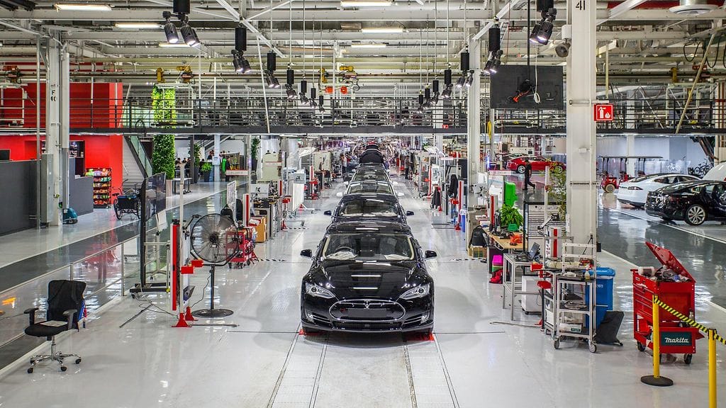 Tesla on toistaiseksi ainoa autovalmistaja, joka pyrkii valmistamaan robottiauton täysin itse.