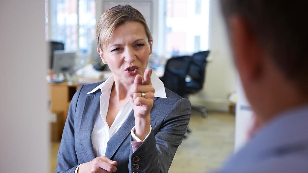 Ikikriitikon seurassa olet kuin ikuisella tuomiolla. Kuvituskuva.