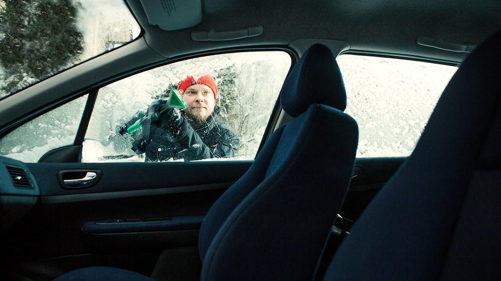 Viisi prosenttia suomalaisista myöntää puhdistavansa auton ikkunoita vain sen verran, että näkee ulos.