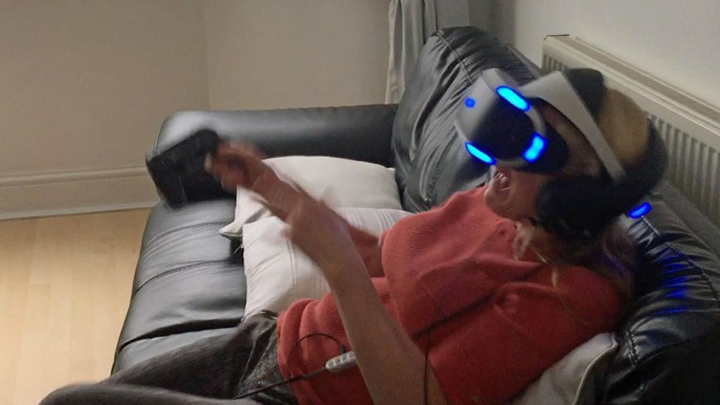 Perheenäiti säikähtää pahemman kerran pelatessaan Resident Evil -kauhupeliä ensimmäistä kertaa.