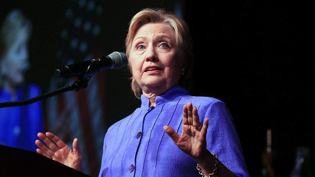 Trumpille niukasti presidenttiyden hävinnyt Hillary Clinton kirjoitti twiitissään olevansa paikalla kunnioittamassa demokratiaa ja siihen liittyviä arvoja.