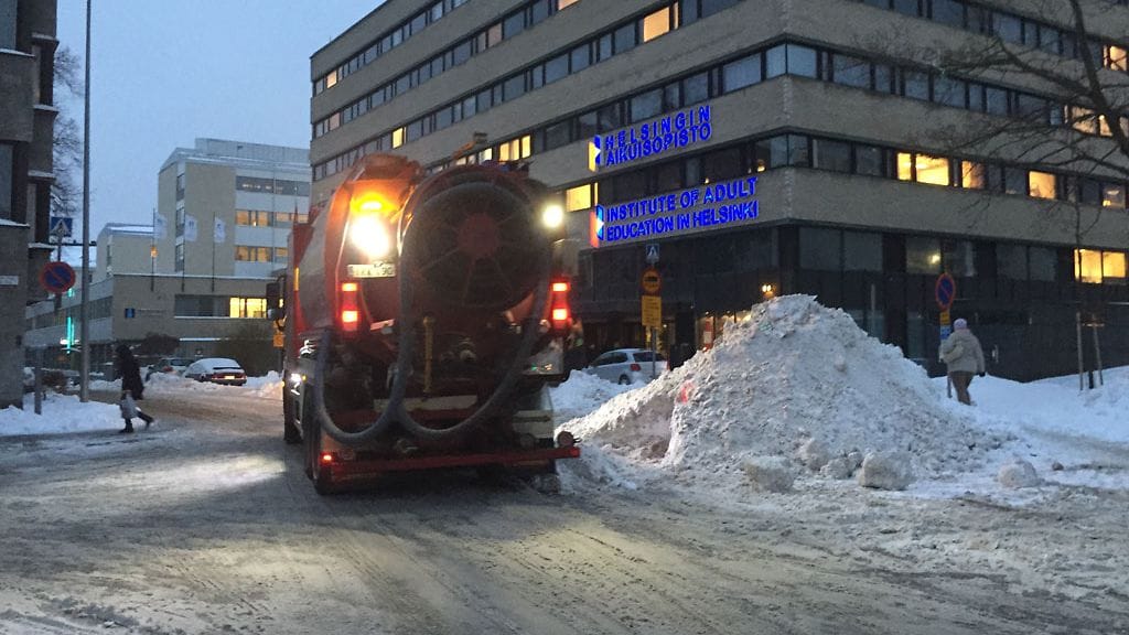 Aamukahdeksaan mennessä vuoto vesi oli saatu pois Mannerheimintien ja Stenbäckinkadun risteyksestä, ja liikenne sujui normaalisti.