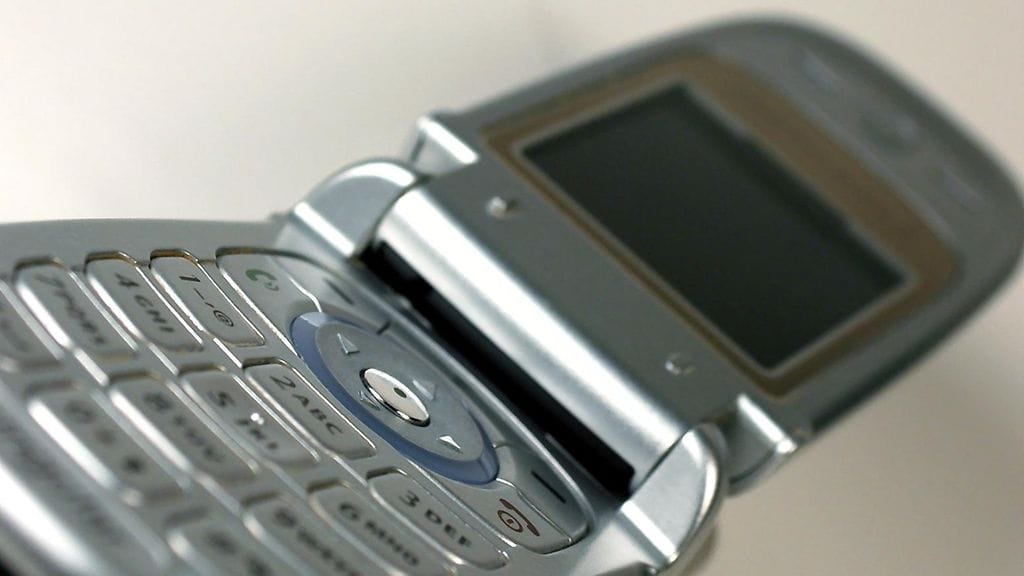 Simpukkamalliset kännykät olivat myyntihittejä 2000-luvun  alkupuolella.