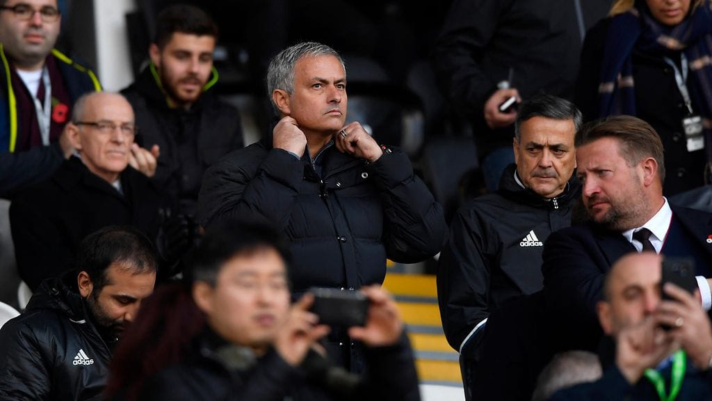 Jose Mourinho joutui seuraamaan Swansea-voitton katsomosta käsin.