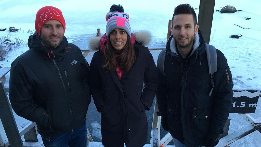 CNN:n Alpine Edge –ohjelma vierailee Levillä. Huippusuosittu ankkuri Christina Macfarlane kävi torstaina Immeljärvellä avannossa. Ursin Cderas (oik.) on ohjelman tuottaja ja Harvey Hogan kuvaaja.