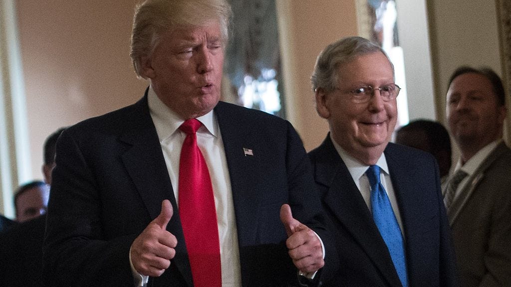 Presidentti Donald Trump ja senaatin republikaanijohtaja Mitch McConnell vuonna 2016.
