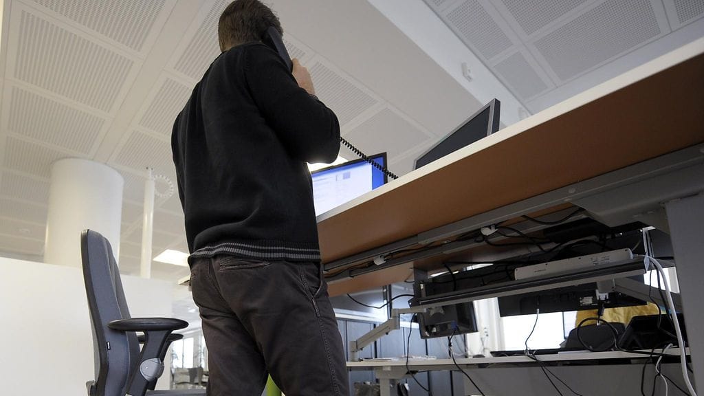 Istumatyöläisen kannattaa nousta jaloittelemaan tihein väliajoin.