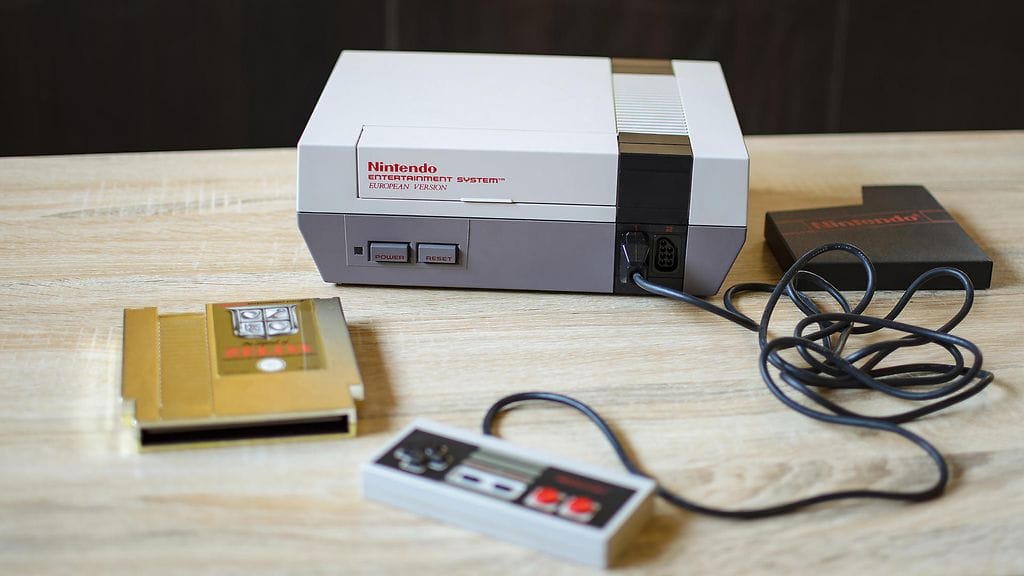 Alkuperäinen NES-konsoli vuodelta 1985.