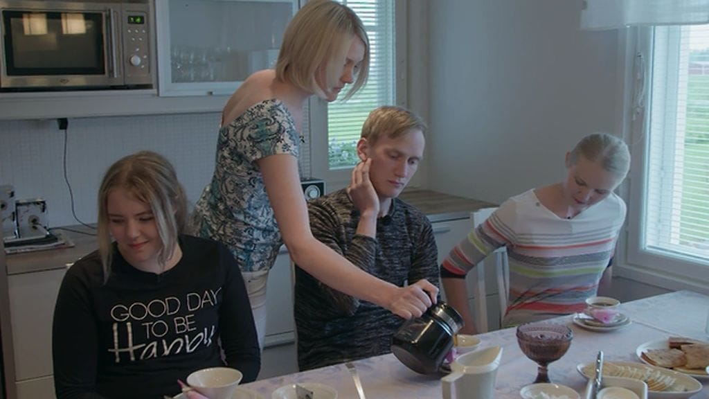 Ehdokkaat Paavon sisaren luona kylässä