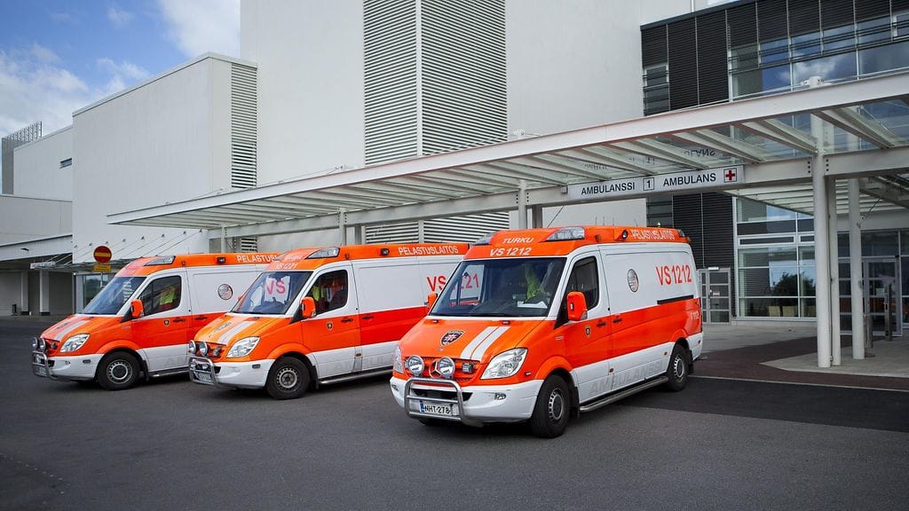 Ambulansseja Turun yliopistollisen keskussairaalan TYKS:in T-sairaalan pihalla.