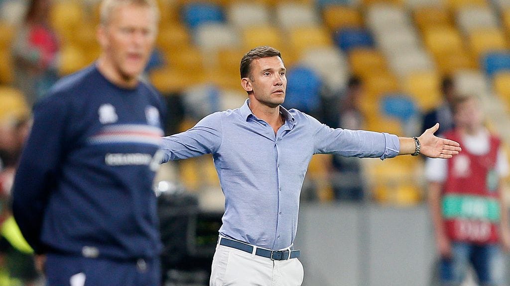 Andri Sevtsenko kentän laidalla Ukraina-Islanti -ottelussa.