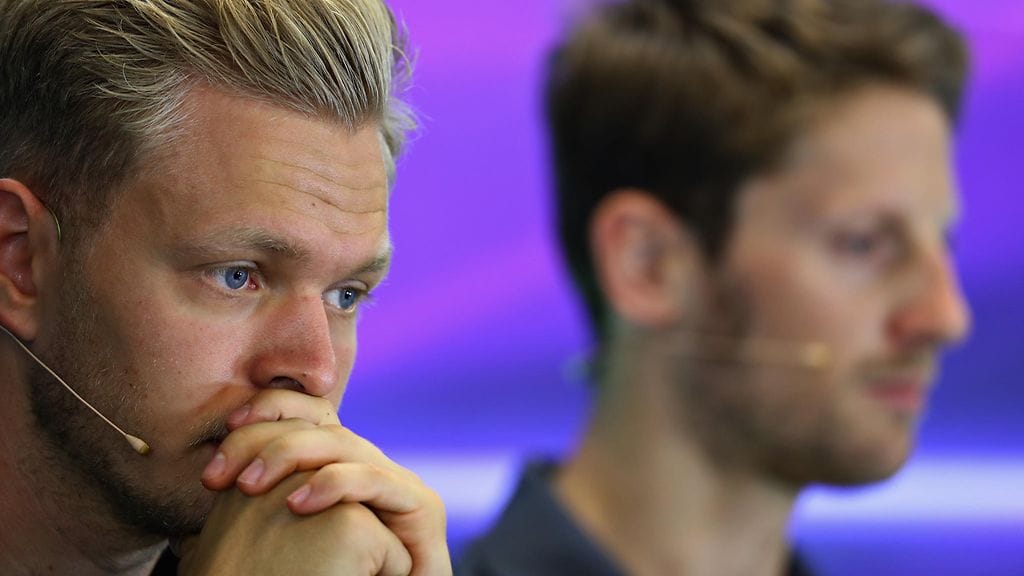 Kevin Magnussen (vas.) ja Romain Grosjean ajavat ensi kaudella tiimikavereina.