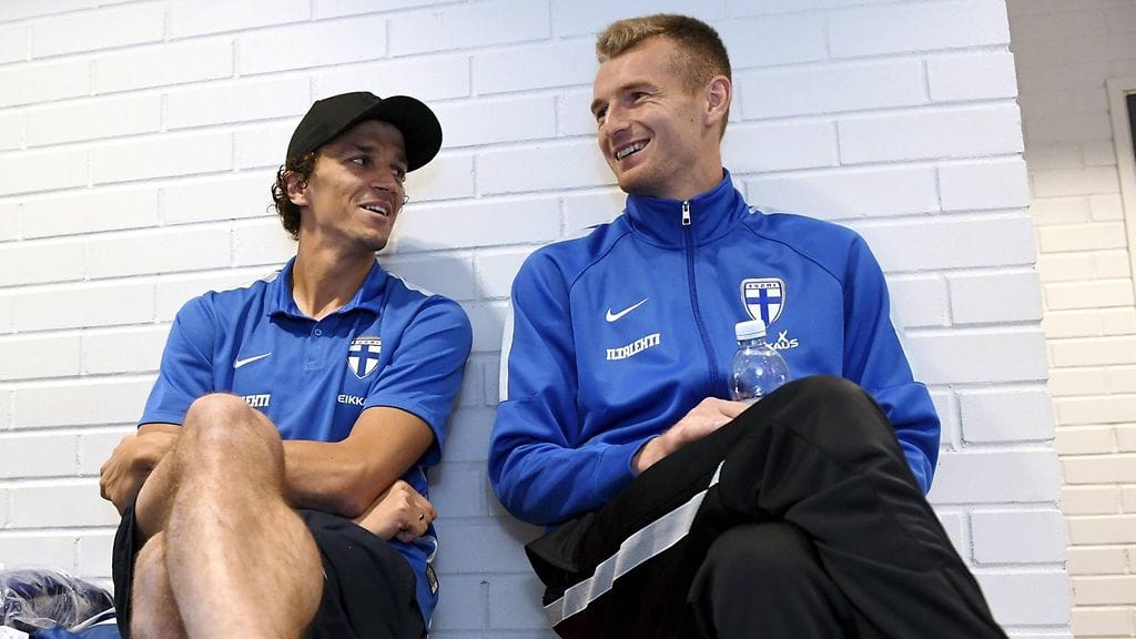 Roman Eremenko (vas.) ja maalivahti Lukas Hradecky