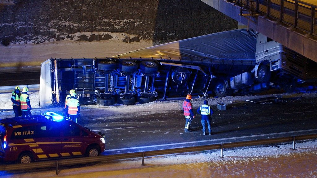 Lukijan kuva hurjalta näyttäneestä rekkaturmasta. Rekka oli päivystävän palomestarin mukaan matkalla Helsingistä Turkuun, kun turma sattui.