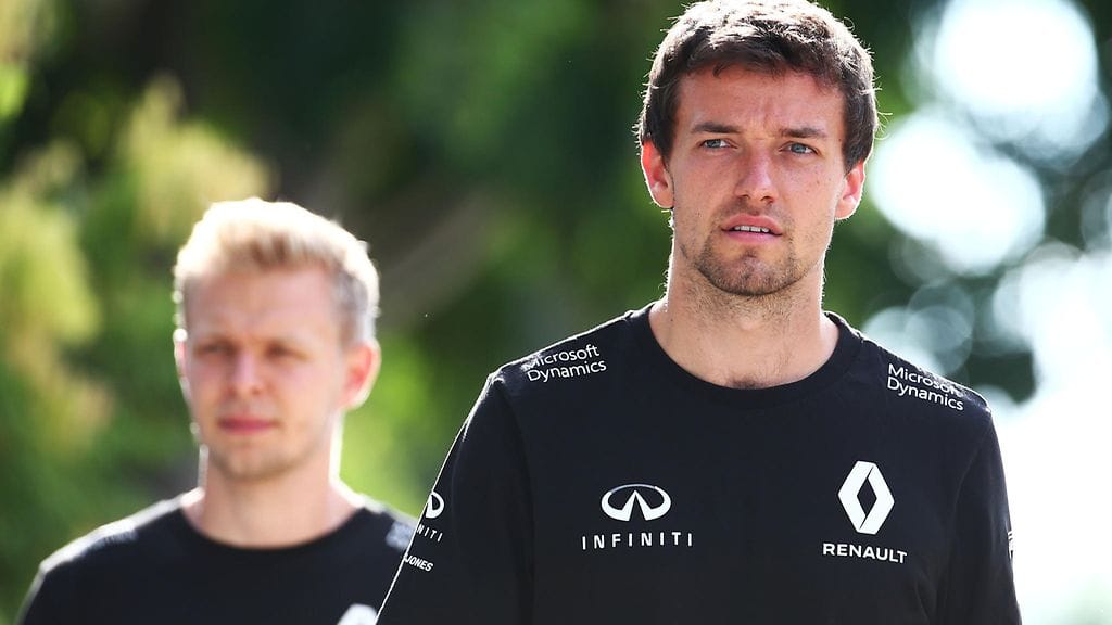 Kevin Magnussen (vas.) ja Jolyon Palmer.