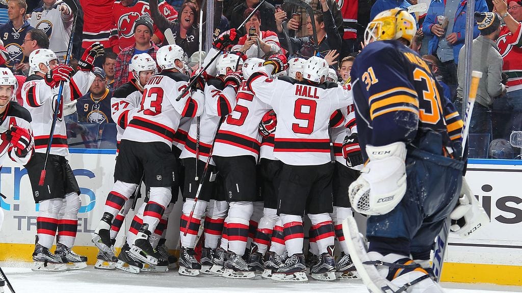 Andy Greene jäi Devils-onnittelijoiden alle.