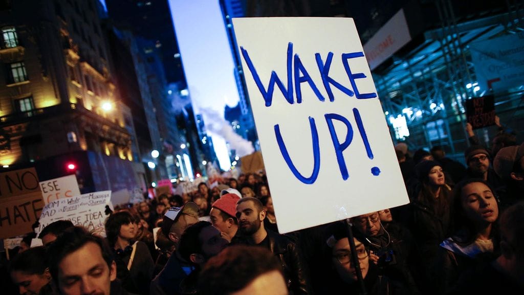 New Yorkin Manhattanilla Trump Tower -tornitalon luo kerääntyi ainakin 5 000 ihmistä.