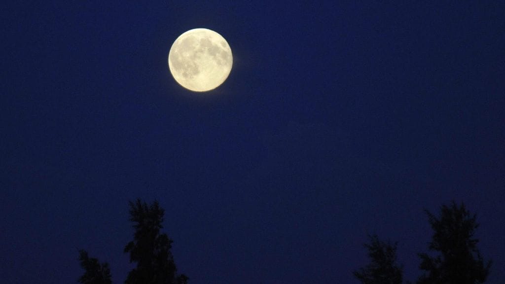 Superkuu syntyy, kun kuu on radallaan lähimpänä maapalloa ja samalla sattuu olemaan täydenkuun hetki.