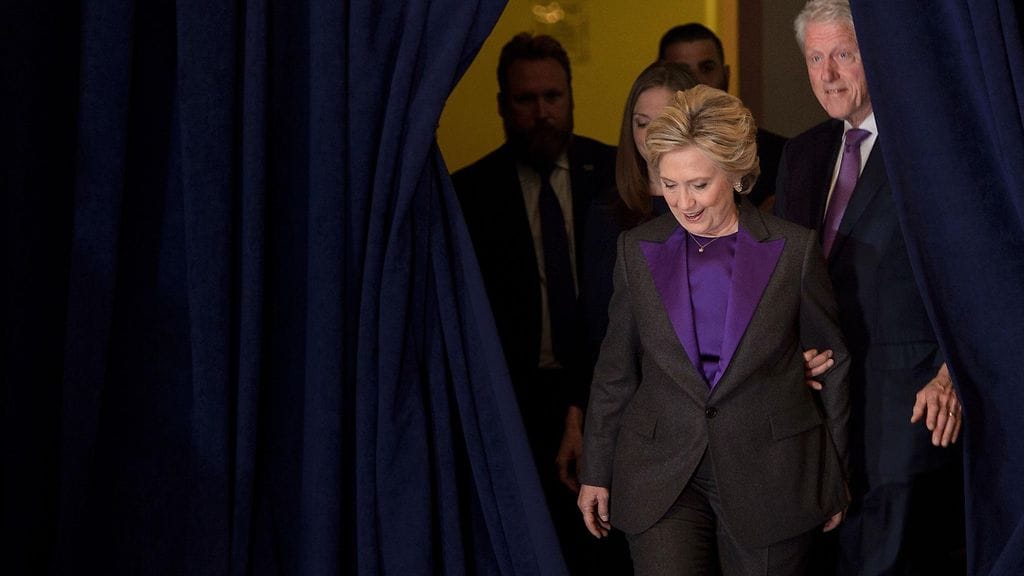 Hillary Clinton astumassa lavalle häviönsä jälkeen 9.11.2016 New Yorkissa.
