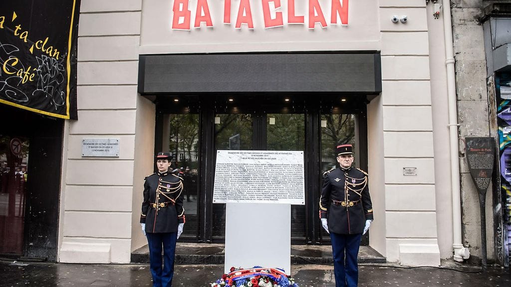 Bataclanin konserttisalin edustalla järjestettiin muistoseremonia terrori-iskun vuosipäivänä.