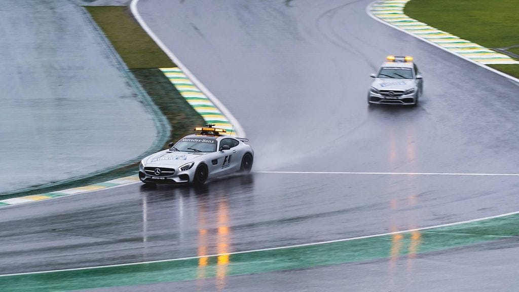 Turva-autot kurvailivat sunnuntaina märällä radalla Interlagosissa. Kuva aiemmin sunnuntaina ajetusta oheisluokkakilpailusta.