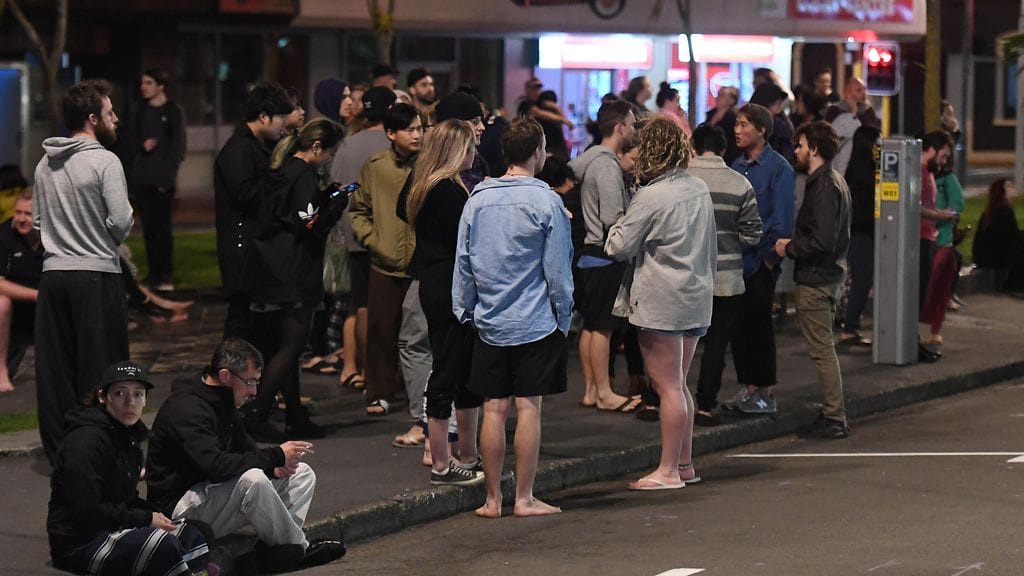 Rakennuksista evakuoituja ihmisiä Dixon Streetillä Wellingtonissa.