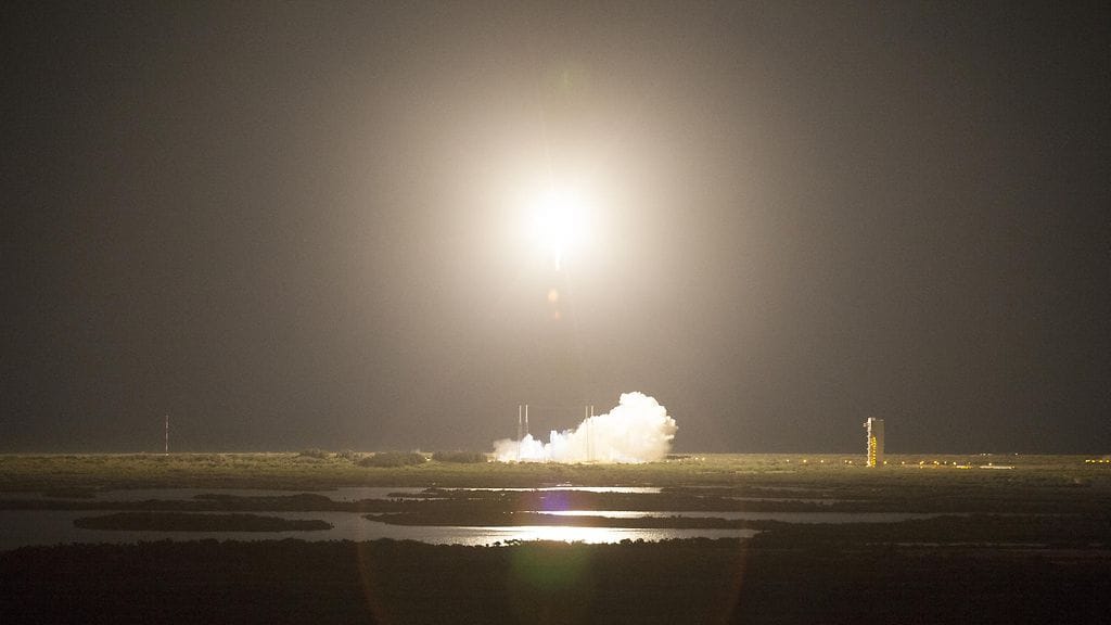 Arkistokuvaa: Atlas V -kantoraketti valaisee pimeän taivaan noustessaan ilmaan.