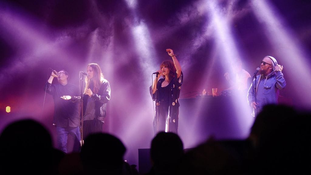 Ruger Hauer lavalla Regina-yhtyeen Iisan kanssa Helsingin Suvilahdessa järjestetyssä Flow'ssa 14. elokuuta 2016.