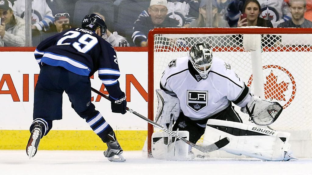 Patrik Laine ohitti Peter Budaj'n.